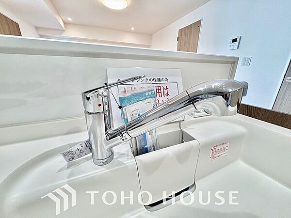 浄水器ボタンひとつで浄水と原水に切り替えられる浄水器一体型水洗を使用。