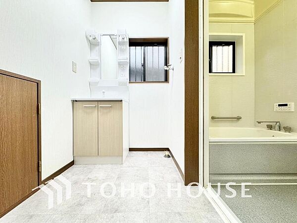 手で洗いたい大切な服など、広く使えると助かる洗面台は汚れの付きにくい形状と素材で造られております。