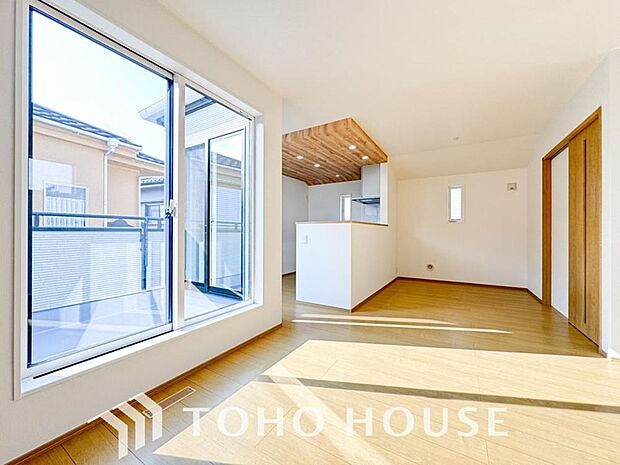 広いLDKでは家族が集まり一緒の時間を過ごせる工夫がされております。