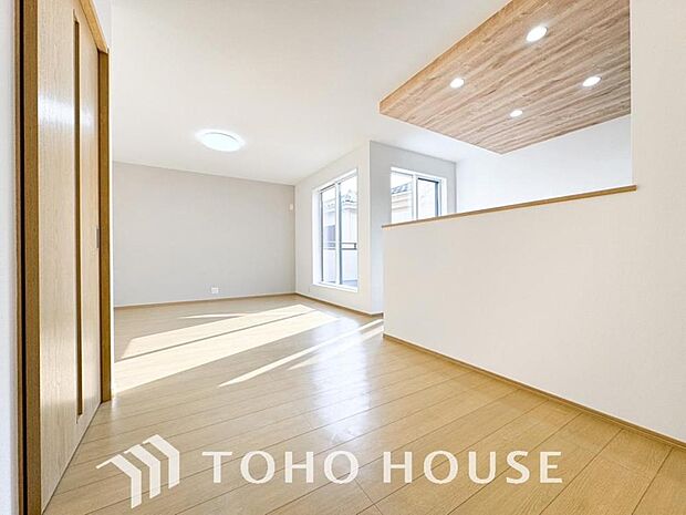 一日の中で多くの時間を過すことになるリビング。爽やかな通風と採光を存分に感じる事が出来る空間です。