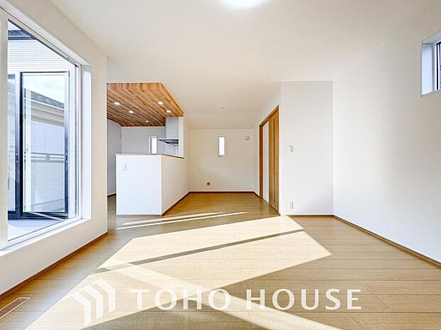 朝は爽やかな日差しを浴びながら、家族みんなでおいしい朝食。昼下がりにはのんびりと過ごすひと時。