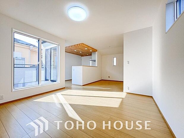 明るく穏やかな空気の中で飲んだり、食べたり、笑ったり。一日の中で多くの時間を過すことになるリビング。