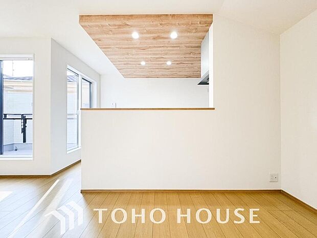 美しく使いやすいキッチン空間。優しい温もりを醸し出すキッチンは料理の為の配慮を随所に注ぎました。