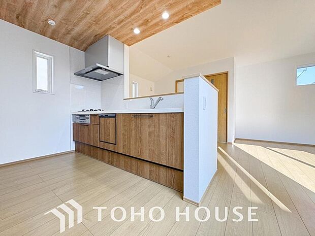 大型の冷蔵庫やレンジボードもしっかり置ける広々としたキッチンスペース。