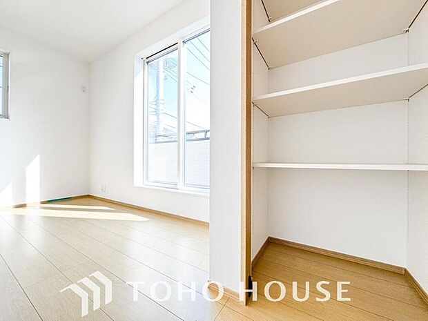 落ち着いたカラーの室内。インテリアやファブリックでお好みのテイストデザインを取り入れて頂けます。