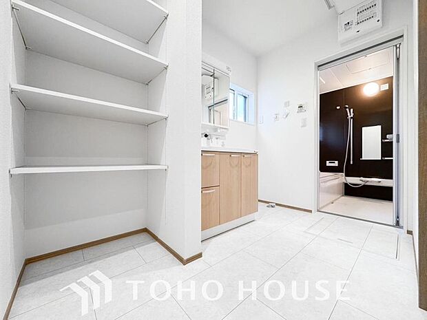 平日の朝であっても、落ち着きとくつろぎを感じられる空間。気持ちよく身だしなみを整えられます。