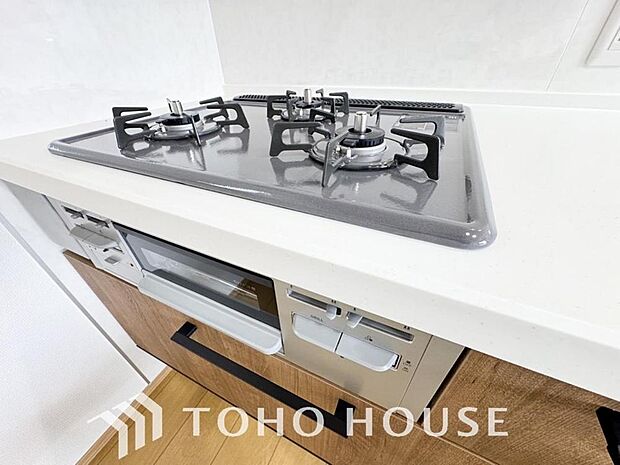 3口コンロは一度に複数のお料理を作ることができるメリットがあります。毎日のキッチンタイムを効率よく。