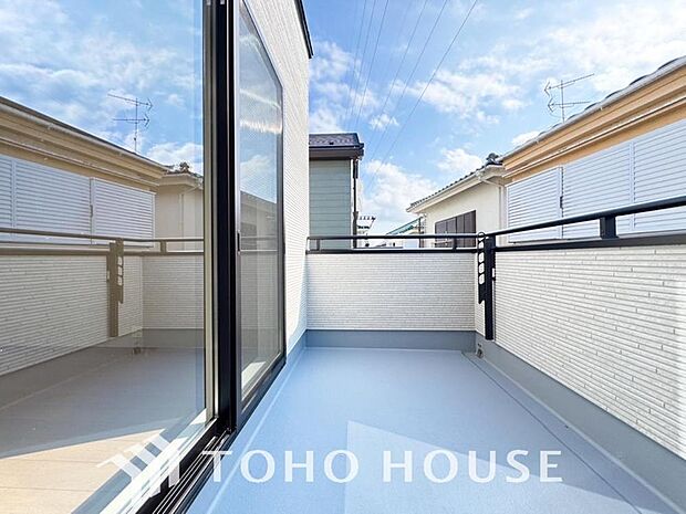 通風・採光に優れ、心地よい光と風があふれています。優しい陽射しが差し込むバルコニーとなっております。