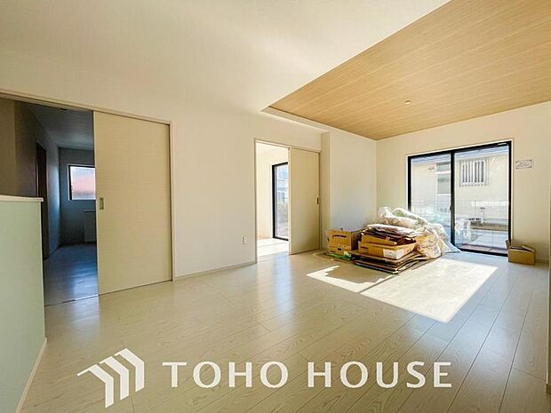 光と風があふれる開放的なリビングダイニングには自然と家族みんなが集まってきます。