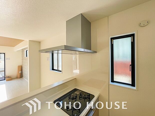 見た目すっきりのスリムタイプのレンジフード。掃除のし易さも◎です。