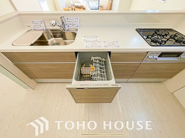 ビルトイン食洗機。高温のお湯や高圧水流を使うことにより汚れを効果的に落とすことができます。