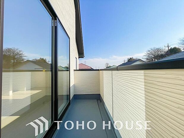 頬をなでる優しい風を感じることが出来るバルコニー。つい深呼吸をしたくなる気持ちの良い眺望です。