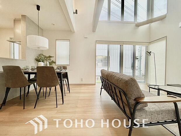 光が注がれる青い空から鮮やかに赤色にゆっくりと染まる。そんな優しい時間がここでは流れてゆく。