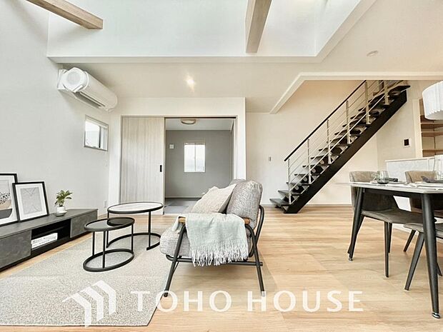 爽やかな通風と採光を存分に感じる事が出来る空間。毎日の暮らしに癒しをもたらす居心地の良いリビング。