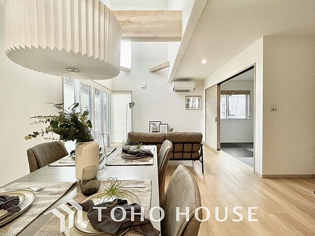 明るく穏やかな空気の中で飲んだり、食べたり、笑ったり。一日の中で多くの時間を過すことになるリビング。