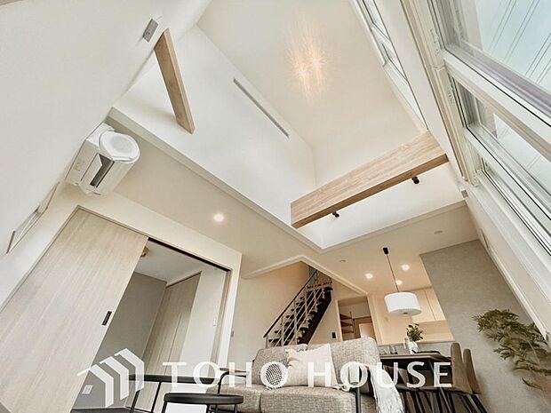 光と風があふれる開放的なリビングダイニングには自然と家族みんなが集まってきます。