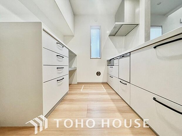 広々キッチンを採用。みんなで作った料理を召し上がりながらの会話は、どのような物になるのでしょうか。