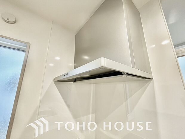 昨今主流のスリムタイプのレンジフード。スタイリッシュな見た目からインテリアとしても人気がある型です。