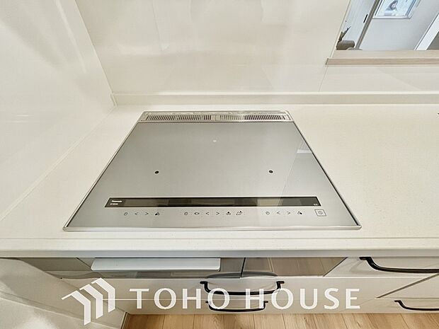 火を使わないので吹きこぼれによる立ち消えの心配もなく、上昇気流も少ないので油の飛び散りが抑える事が出来ます。またフラットなトッププレートの為、汚れもサッとふくだけで簡単にお手入れをすることができます。