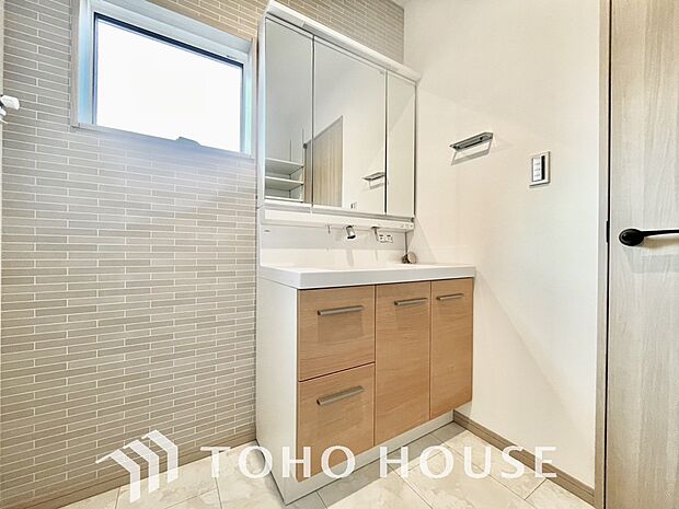 洗面台には三面鏡を採用。鏡の後ろに収納スペースを設ける事により洗面台周りもすっきりします。