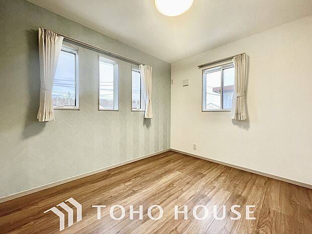 2面採光の居室。明るさの確保と、風の通り道ができることで換気のしやすいお家になっています。