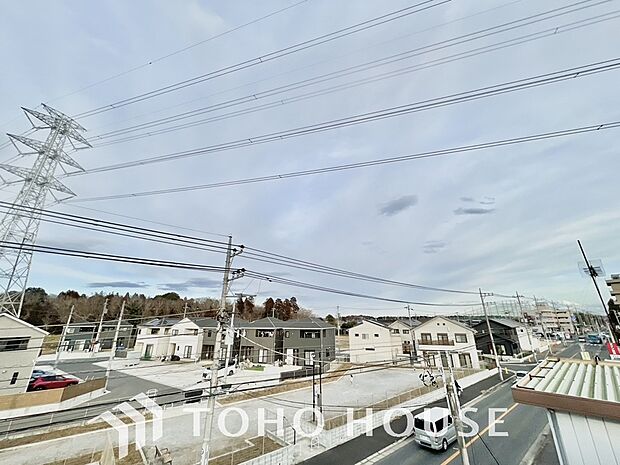 青空を感じられるバルコニーには爽やかな風が吹き抜け、周辺には戸建住宅街の景色が広がります。