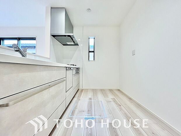 キッチンの収納は、デッドスペースになりやすい箇所を有効活用できる、スライド式収納を採用しました。