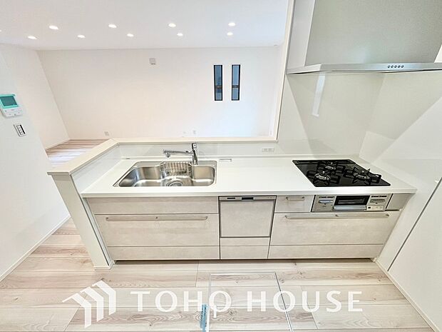 夫婦そろってキッチンに立っても調理がしやすく余裕の広さ。家事をしながら会話も弾みます。