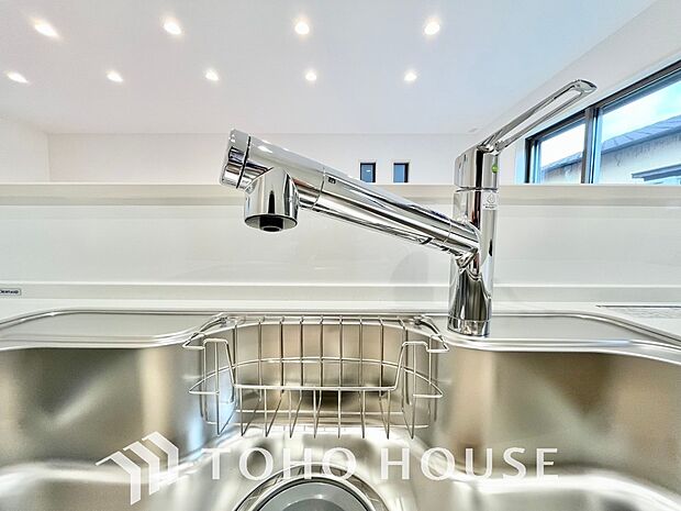 ワンタッチで浄水と原水を切り替えできる浄水器一体型水栓は水道水に含まれる有害物質を除去してくれます。