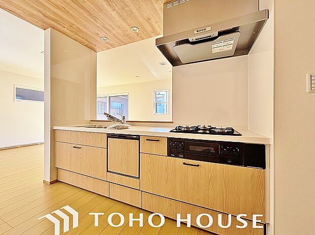 大型の冷蔵庫やレンジボードもしっかり置ける広々としたキッチンスペース。