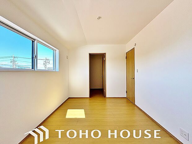 落ち着いたカラーの室内。インテリアやファブリックでお好みのテイストデザインを取り入れて頂けます。