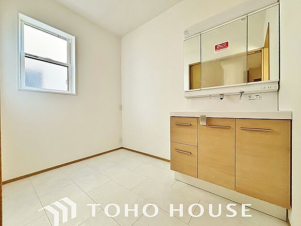 平日の朝であっても、落ち着きとくつろぎを感じられる空間。気持ちよく身だしなみを整えられます。