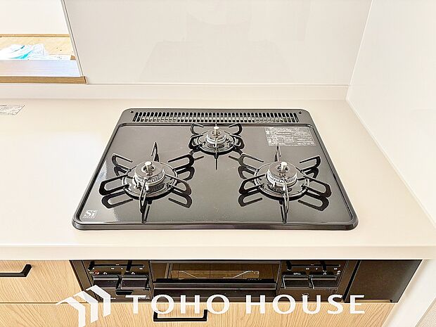 3口コンロは一度に複数のお料理を作ることができるメリットがあります。毎日のキッチンタイムを効率よく。