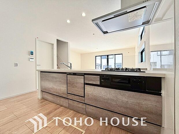 広々キッチンを採用。みんなで作った料理を召し上がりながらの会話は、どのような物になるのでしょうか。