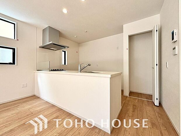 ご家族みんなで調理ができる位のスペースを実現したキッチン空間となっております。