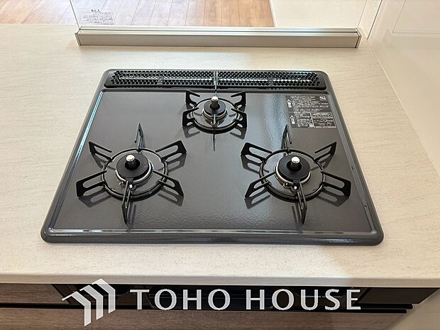 3口コンロは一度に複数のお料理を作ることができるメリットがあります。毎日のキッチンタイムを効率よく。