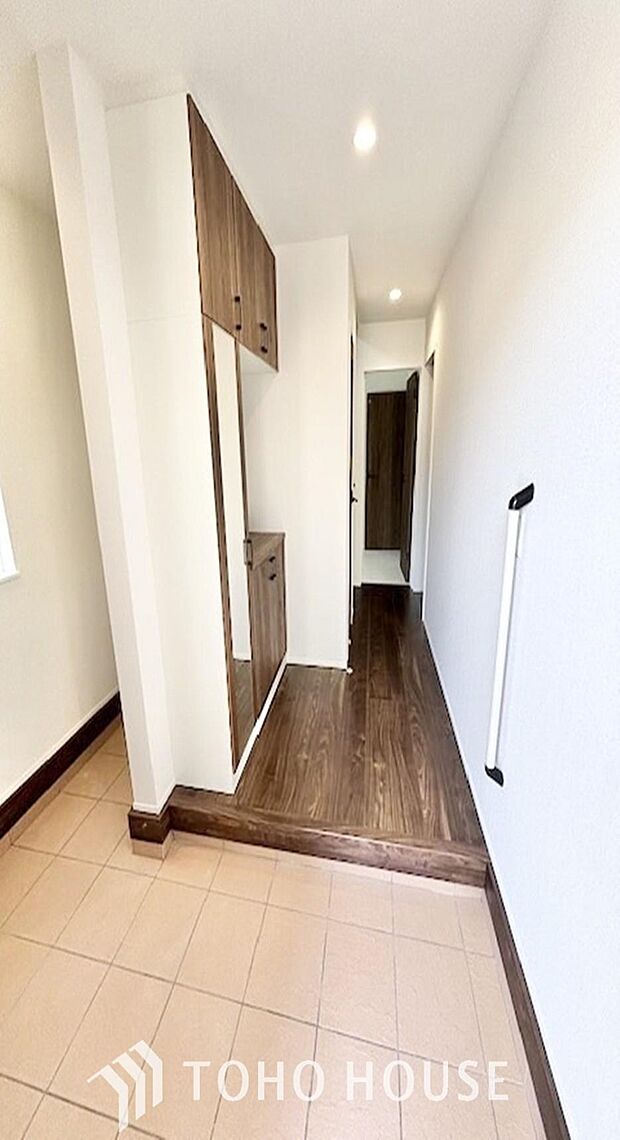 玄関そばの廊下収納。日用品のストックや防災グッズを置いたりと、何かと便利に使えます。