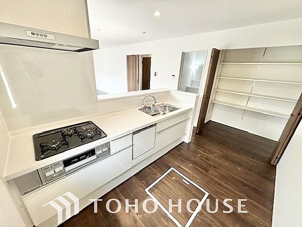 夫婦そろってキッチンに立っても調理がしやすく余裕の広さ。家事をしながら会話も弾みます。