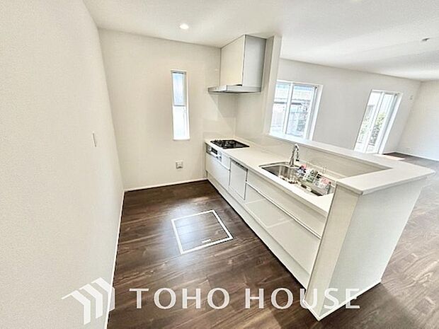 キッチンの収納は、デッドスペースになりやすい箇所を有効活用できる、スライド式収納を採用しました。