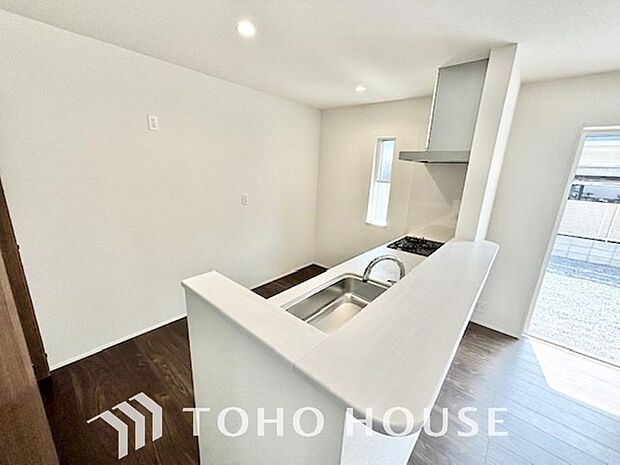 ご家族みんなで調理ができる位のスペースを実現したキッチン空間となっております。