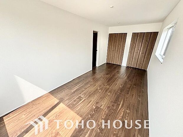 清潔感あるホワイトの壁紙と温もり溢れるカラーの床材が見事に調和した本邸宅。