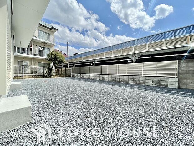 リビングの窓先に緑を感じる生活が贅沢に感じる世の中です。ガーデニングで癒しの空間を。