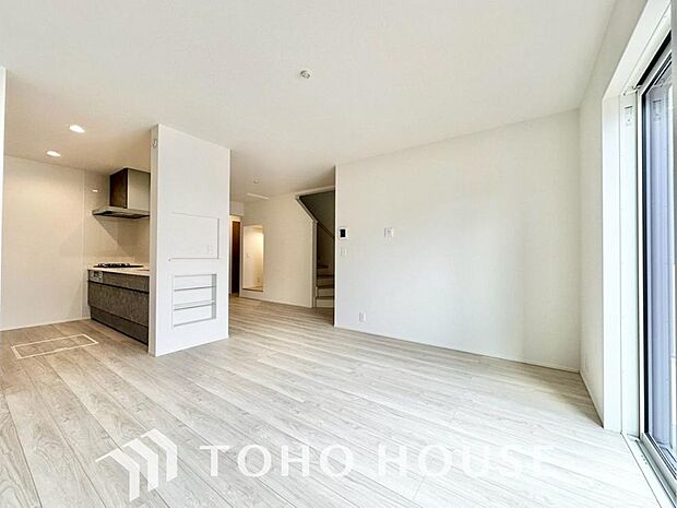 光が注がれる青い空から鮮やかに赤色にゆっくりと染まる。そんな優しい時間がここでは流れてゆく。