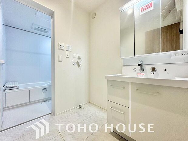 身だしなみのチェックがしやすい大きな鏡、下には収納がたっぷり。スッキリとした空間を演出いたします。