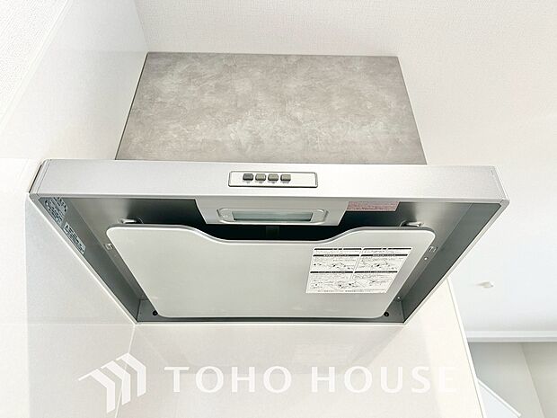 キッチンの換気扇はスタイリッシュなデザインで、日々のお手入れもラクラクな仕様となっております。
