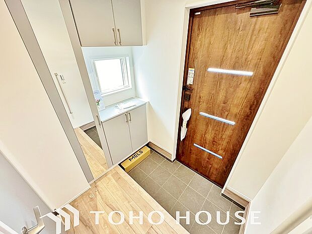 ゲストを招き、家族を迎える玄関は、ディスプレイや照明にこだわってみてはいかがでしょうか。