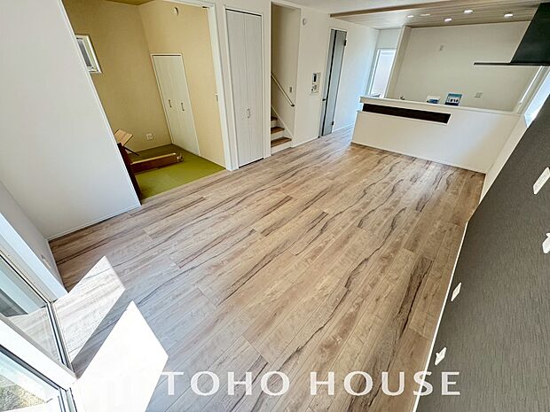 光と風があふれる開放的なリビングダイニングには自然と家族みんなが集まってきます。