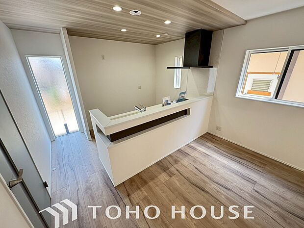 LDKでは家族が集まり、明るく穏やかな空気のなかで飲んだり、食べたり、笑ったり。