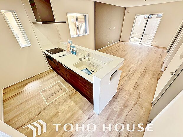 爽やかな通風と採光を存分に感じる事が出来る空間。毎日の暮らしに癒しをもたらす居心地の良いリビング。