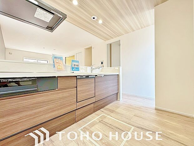 美しく使いやすいキッチン空間。優しい温もりを醸し出すキッチンは料理の為の配慮を随所に注ぎました。